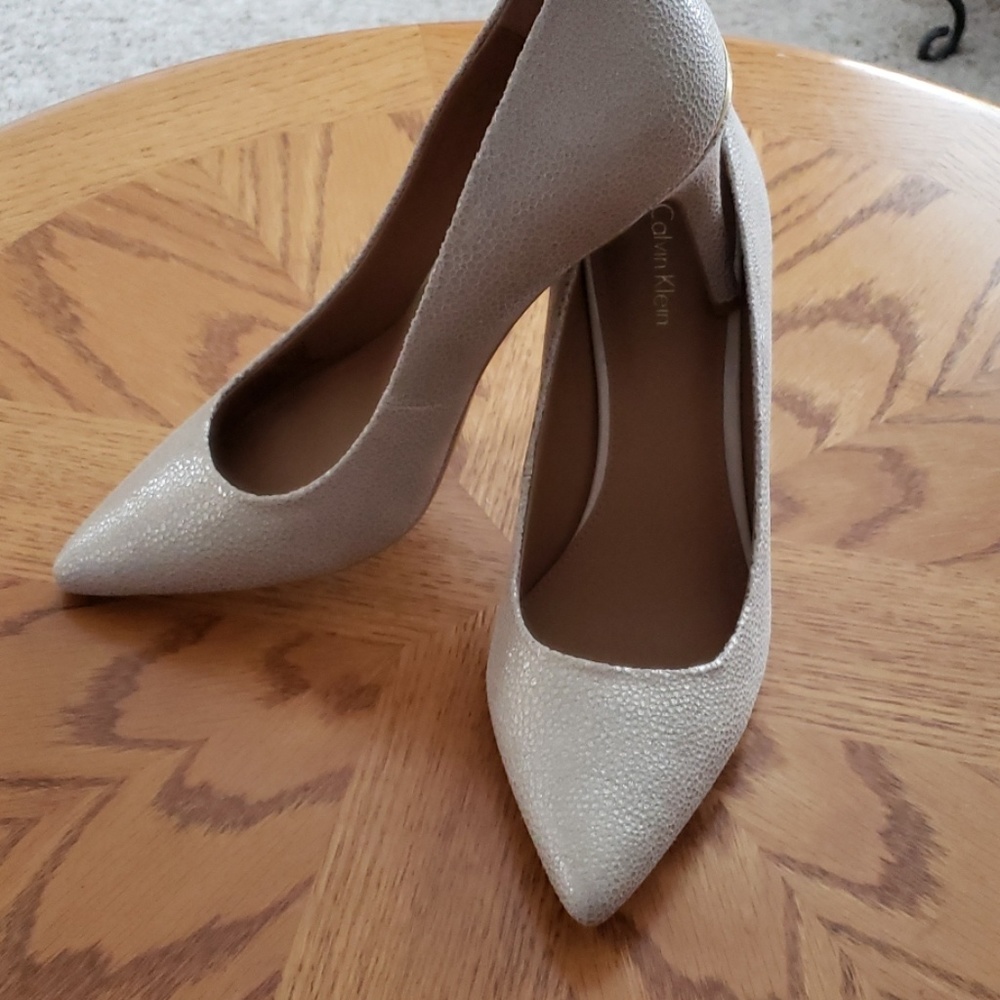NWT Calvin Klein  leather  pump